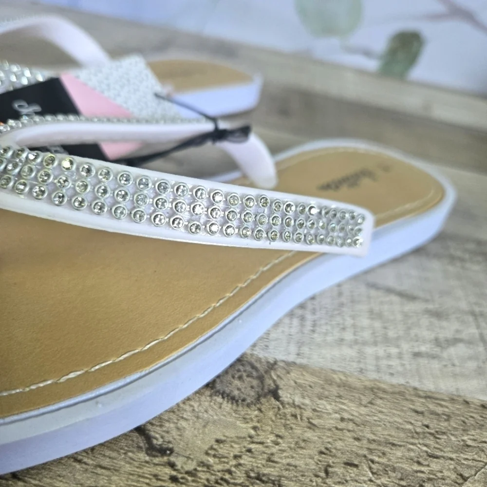 CHATTIES | NWT Thong Style Flip Flop Sandals w/ Accents in White sz 7/8